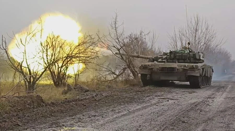 Chiến thuật này được Ukraine gọi là “phòng thủ cơ động”, nhưng cũng vì không có công trình phòng thủ, Quân đội Ukraine không thể giữ được khu vực này. Cuối cùng, cánh đồng này trở thành vùng xám, nơi bất kỳ bên nào cũng có thể xâm nhập nhưng không bên nào kiểm soát được hoàn toàn. Ảnh: Pravda.