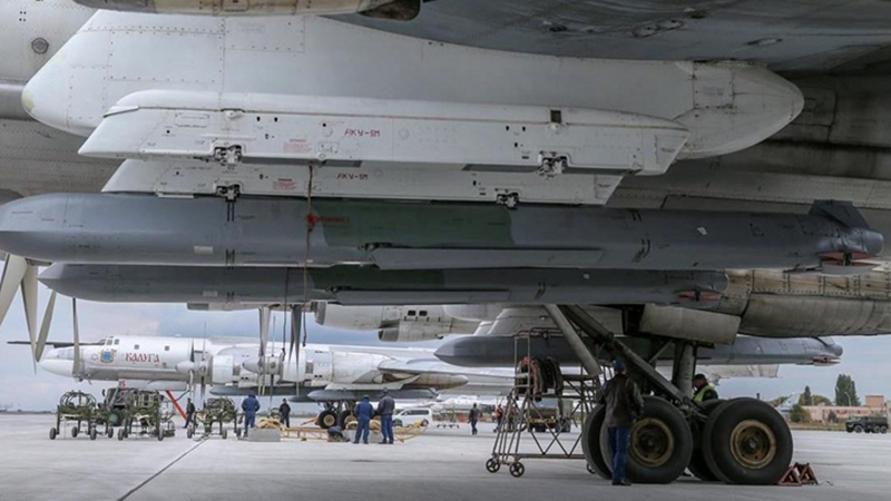 Hệ thống nhắm mục tiêu và định vị mới trên Tu-95MS giúp tên lửa Kh-101M hiệu quả hơn so với phiên bản trước. Máy bay Tu-160M có thể mang 12 tên lửa, trong khi Tu-95MS mang được 8 tên lửa. Kh-101M có quỹ đạo bay linh hoạt, với độ cao từ 30 m đến 10.000 m, tốc độ hành trình 190-200 m/s, và tốc độ tối đa 250-270 m/s. Ảnh: Bộ Quốc phòng Nga.