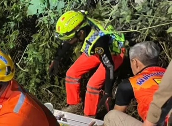 Nhiều bình luận bày tỏ sự may mắn khi người đàn ông được cứu sống sau 3 ngày bị mắc kẹt dưới giếng: "Thật là một phép màu khi anh ta vẫn sống sót sau 3 ngày bị mắc kẹt", "Nếu đội tuần tra đến muộn hơn, hậu quả sẽ khó lường".