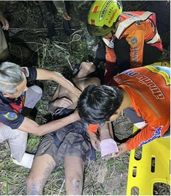 Ban đầu, các thành viên trong đội tuần tra cũng không chắc chắn về nguồn gốc của âm thanh. Tuy nhiên, sau khi đội trưởng lớn tiếng gọi hỏi, một giọng nam yếu ớt đã đáp lại. Ngay lập tức, đội tuần tra đã liên lạc với lực lượng cứu hộ chuyên nghiệp.