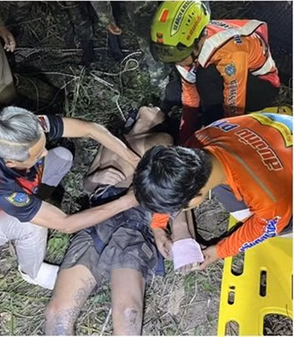 Ban đầu, các thành viên trong đội tuần tra cũng không chắc chắn về nguồn gốc của âm thanh. Tuy nhiên, sau khi đội trưởng lớn tiếng gọi hỏi, một giọng nam yếu ớt đã đáp lại. Ngay lập tức, đội tuần tra đã liên lạc với lực lượng cứu hộ chuyên nghiệp.