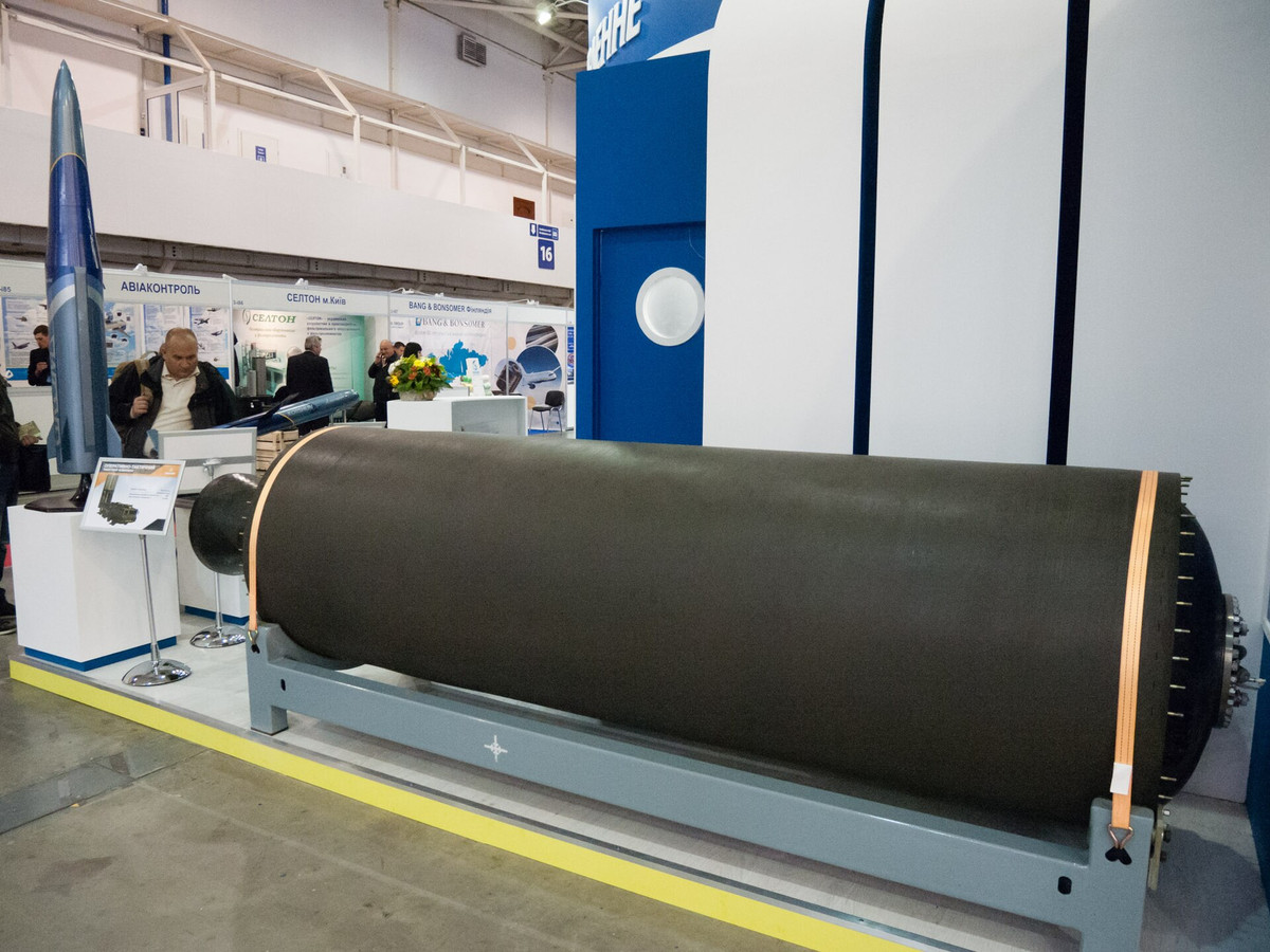 Tầm bắn của Grom-2 cũng là chủ đề tranh luận, với nhiều báo cáo cho thấy nó có thể đạt tới 500 đến 700 km, mặc dù Ukraine đặt mục tiêu phát triển khả năng tấn công lên tới 1.000 km. Tuy nhiên, tầm bắn này vẫn thấp hơn so với một số hệ thống tên lửa chiến lược, điều này có thể hạn chế khả năng của Ukraine trong việc tấn công các mục tiêu sâu trong lãnh thổ Nga. (Nguồn ảnh: armyregconition.com, wikipedia).