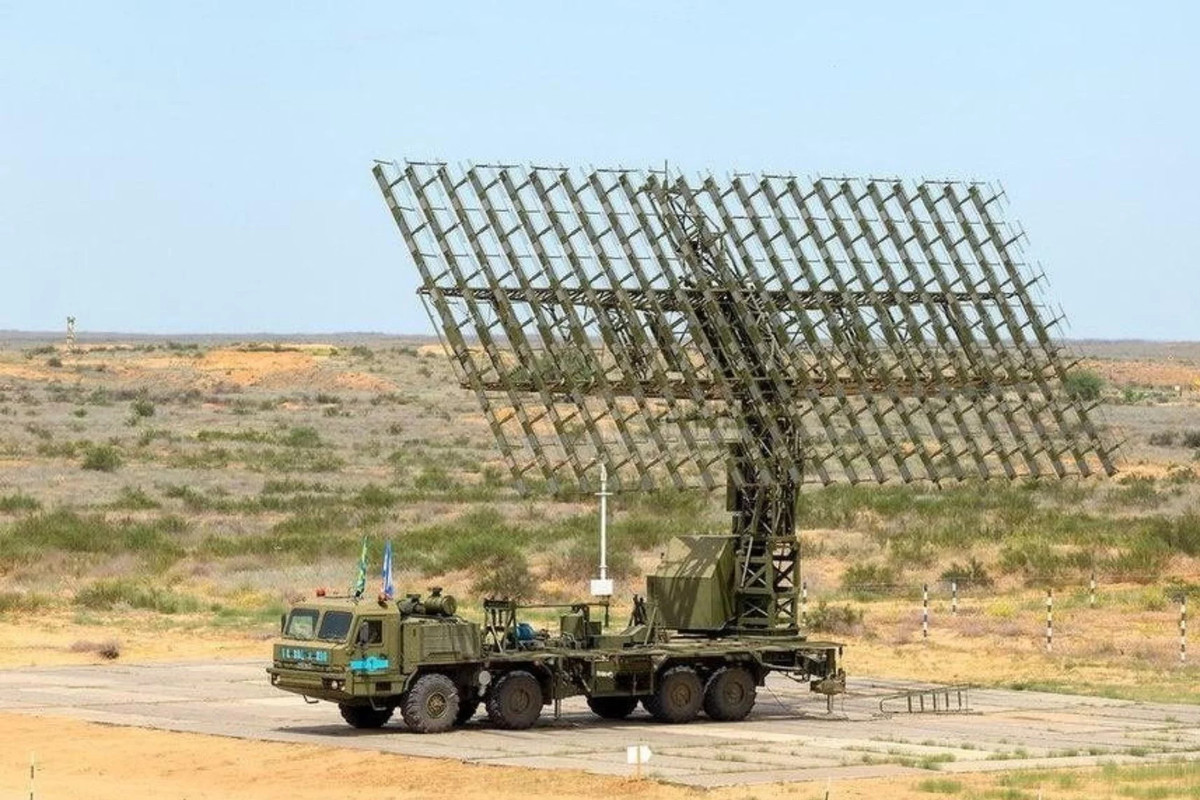 Chương trình phát triển tên lửa của Ukraine bắt nguồn từ các dự án trước đó như Sapsan, và đã không ngừng tiến bộ trong bối cảnh địa chính trị thay đổi. Ngành công nghiệp quốc phòng Ukraine, với cơ sở hạ tầng thời Liên Xô như Yuzhmash và Cục Thiết kế Yuzhnoye, đã phát triển tên lửa Grom-2 với một phần tài trợ từ Ả Rập Saudi trị giá 70 triệu USD trong giai đoạn 2016-2017. Sự hỗ trợ bên ngoài này, kết hợp với năng lực kỹ thuật của Ukraine, đã tạo điều kiện cho thành công của sáng kiến phòng thủ tự chủ này.