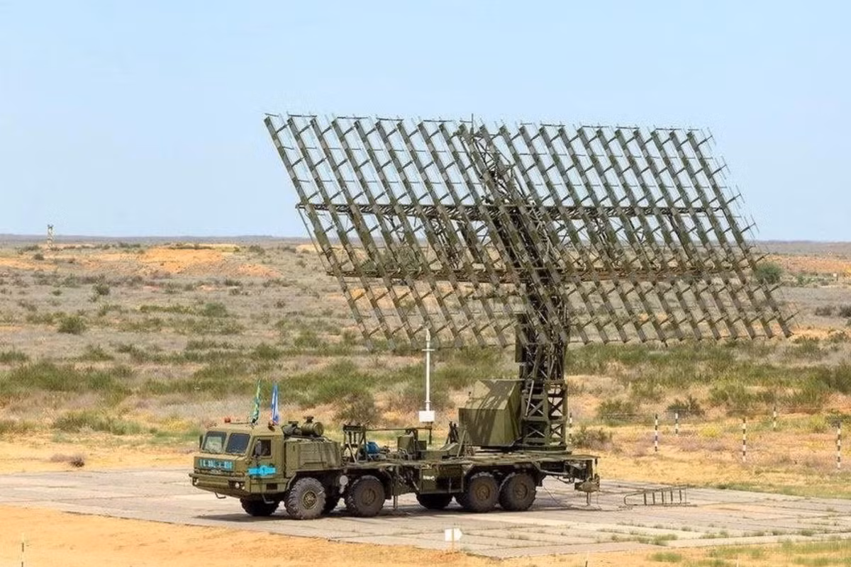 Chương trình phát triển tên lửa của Ukraine bắt nguồn từ các dự án trước đó như Sapsan, và đã không ngừng tiến bộ trong bối cảnh địa chính trị thay đổi. Ngành công nghiệp quốc phòng Ukraine, với cơ sở hạ tầng thời Liên Xô như Yuzhmash và Cục Thiết kế Yuzhnoye, đã phát triển tên lửa Grom-2 với một phần tài trợ từ Ả Rập Saudi trị giá 70 triệu USD trong giai đoạn 2016-2017. Sự hỗ trợ bên ngoài này, kết hợp với năng lực kỹ thuật của Ukraine, đã tạo điều kiện cho thành công của sáng kiến phòng thủ tự chủ này.