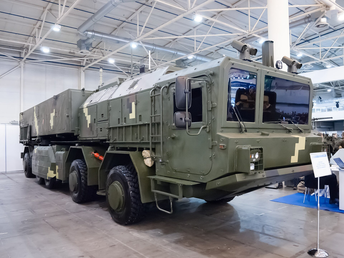 Tuy nhiên, vẫn còn nhiều câu hỏi xoay quanh khả năng sản xuất và triển khai Grom-2 trên quy mô lớn của Ukraine, điều này sẽ ảnh hưởng đến hiệu quả của nó trong cuộc xung đột hiện tại. Loại tên lửa này đòi hỏi các thủ tục bến bãi phức tạp và tốn kém, trong khi ngành công nghiệp quốc phòng Ukraine đối mặt với thách thức trong việc mở rộng quy mô sản xuất, dù có sự hỗ trợ từ phương Tây. Hơn nữa, một số báo cáo cho rằng Grom-2 có thể dễ bị tổn thương trước các hệ thống phòng không tiên tiến của Nga, chẳng hạn như S-400, điều này có thể hạn chế hiệu quả của nó đối với các mục tiêu được bảo vệ nghiêm ngặt.