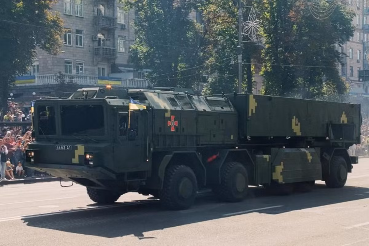 Ngày 27/8, Tổng thống Ukraine Volodymyr Zelensky tuyên bố về thành công của cuộc thử nghiệm tên lửa đạn đạo đầu tiên được sản xuất tại Ukraine, trong khuôn khổ diễn đàn "Ukraine 2024 - Độc lập". Sự kiện này đánh dấu một bước tiến quan trọng trong sự phát triển của hệ thống tên lửa đạn đạo Grom-2 (hay còn gọi là Hrim-2), đồng thời mở ra nhiều câu hỏi về khả năng tấn công sâu vào lãnh thổ Nga. Tiến triển chiến lược này diễn ra khi Ukraine tiếp tục củng cố kho vũ khí của mình trong bối cảnh xung đột với Nga vẫn chưa có hồi kết, còn các quốc gia phương Tây vẫn tranh luận về mức độ hỗ trợ quân sự dành cho Kiev.