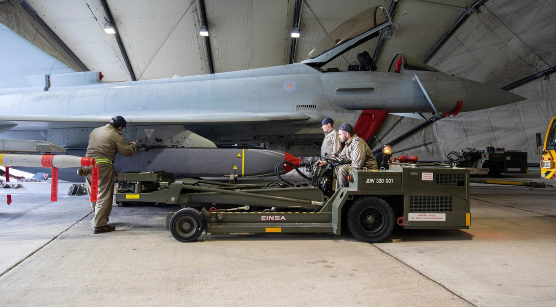 Trong giai đoạn cuối hành trình bay, đầu dò quang điện tử hồng ngoại sẽ so sánh ảnh thực với ảnh mục tiêu được lập trình sẵn trong máy tính của tên lửa. Sau đó nó sẽ lựa chọn điểm tác động để tiêu diệt đối tượng với độ chính xác cao.