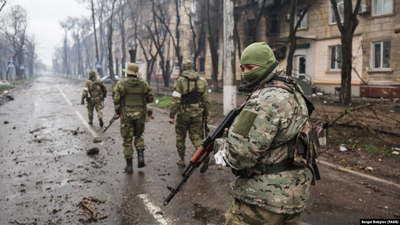 Tại làng Darino, quân Ukraine đã thiết lập tuyến phòng thủ dựa vào một số tòa nhà ở phía nam làng và khu vực nông trại phía nam, kiên cường chống chọi với các quả bom hạng nặng của quân Nga. Ảnh: TASS.