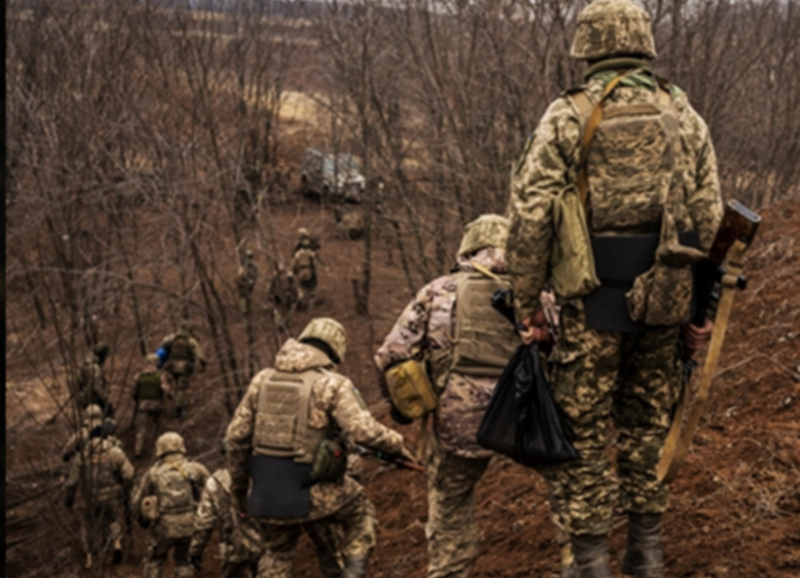 Theo Viện Nghiên cứu Chiến tranh Mỹ, tính đến ngày 22/11, quân Nga đã tập trung khoảng 60.000 quân tại Kursk. Quân đội Ukraine cho rằng, quân Nga đang chuẩn bị cho giai đoạn tấn công tiếp theo, dự định sử dụng ưu thế quân số để đẩy quân Ukraine ra khỏi Kursk và tiến vào khu vực Sumy để thiết lập một “vùng đệm”. Để đối phó, Quân đội Ukraine cũng đang khẩn trương tập trung lực lượng tại Sumy và Kursk. Ảnh: Reuters.