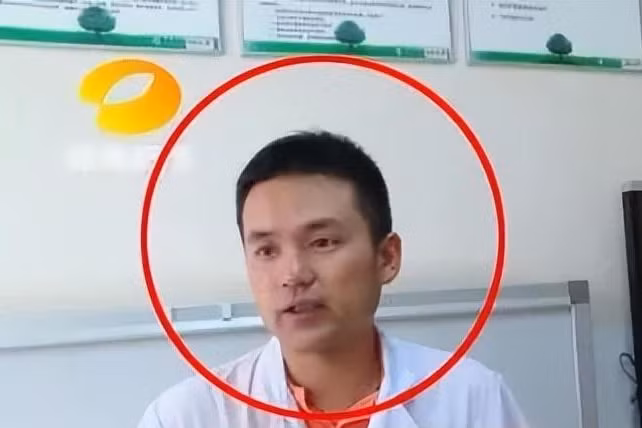 Một trường hợp khác là một bà cụ 88 tuổi bị khối u trong bụng chèn ép dạ dày, có nguy cơ tử vong. Lưu Hiểu Phong đã chủ động nhận phẫu thuật cho bà cụ. Thế nhưng sau khi phẫu thuật, vị bác sĩ đáng sợ này đã bí mật đặt vài viên sỏi nhỏ vào cơ thể bà cụ.