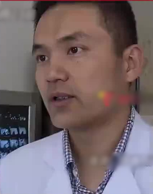 Sau khi phẫu thuật thành công, gia đình bệnh nhân rất hài lòng với Lưu Tường Phong và thậm chí còn đưa phong bì lì xì rất dày cho y. Tuy nhiên, chỉ vài ngày sau khi tỉnh dậy, bà cụ bắt đầu bị đau đớn dữ dội do sỏi. Lúc này, bác sĩ Lưu Tường Phong xuất hiện, kiểm tra và phát hiện ra "sỏi", thế rồi tiếp tục phẫu thuật cho bà cụ lần nữa, chữa khỏi bệnh và "thu lợi kép".