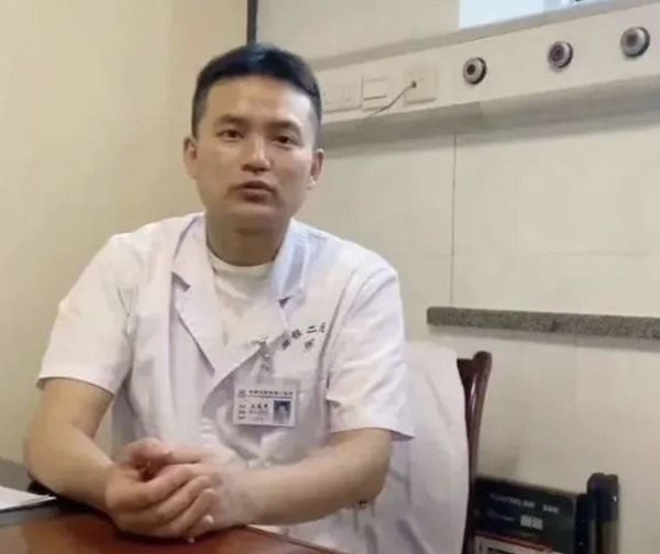 Tuy nhiên, theo lời kể của các bác sĩ đồng nghiệp và đội ngũ y tá, Lưu Tường Phong luôn có "tiếng xấu" về cách thức kiếm tiền bất chính.