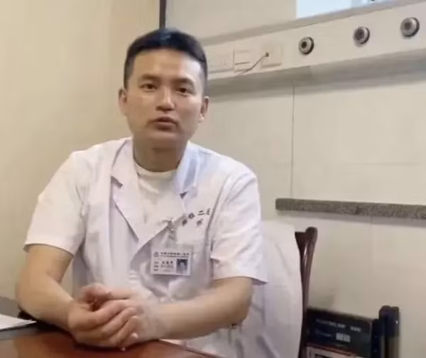 Tuy nhiên, theo lời kể của các bác sĩ đồng nghiệp và đội ngũ y tá, Lưu Tường Phong luôn có "tiếng xấu" về cách thức kiếm tiền bất chính.