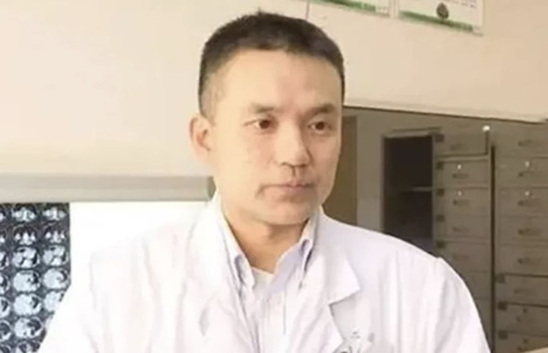 Theo truyền thông đưa tin, bác sĩ Lưu Tường Phong, sinh năm 1974, từng là một sinh viên luôn xếp loại giỏi khi còn đi học, được xem là ngôi sao sáng của giới y tế khi vào làm việc tại Bệnh viện Tương Nhã số 2 thuộc tỉnh Hồ Nam.