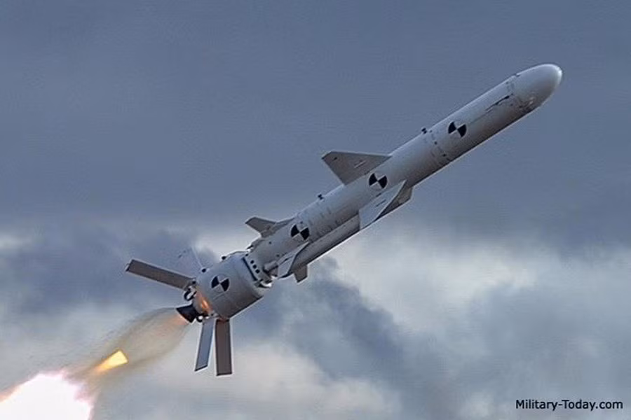 Trước khi chiến sự toàn diện bùng nổ, Ukraine đã phát triển tên lửa hành trình chống hạm R-360 Neptune. Lần đầu tiên báo chí biết đến khả năng thích ứng để tấn công các mục tiêu mặt đất là vào tháng 4/2023.