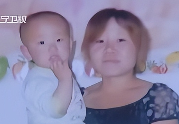 Ngày xảy ra sự việc, như mọi ngày bình thường, Võ Kiều Kiều đang chuẩn bị bữa trưa tại nhà trong khi con trai hai tuổi Tiểu Siêu Nghị đang chơi dưới đất. Mệt mỏi sau khi chơi đùa, bé trai bỗng khóc đòi uống sữa chua. Không suy nghĩ nhiều, Kiều Kiều lấy chai sữa chua trên bàn và đưa cho con trai.