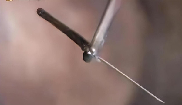 Cảnh sát bắt đầu xem xét lại tất cả các chứng cứ và lời khai. Một bước tiến quan trọng khác đã đến khi Kiều Kiều phát hiện chai sữa chua mà cô vứt đi hôm đó trong thùng rác. Khi kiểm tra, cảnh sát phát hiện trong sữa có chứa E605 – một chất độc thường xuất hiện trong thuốc trừ sâu, nhưng đã bị cấm từ nhiều năm trước. Điều này khẳng định rằng ai đó đã cố ý hãm hại Tiểu Siêu Nghị bằng cách bỏ thuốc độc vào sữa chua.