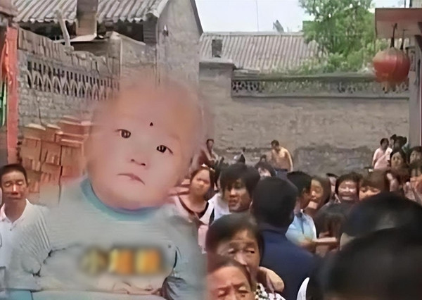 Nhưng khác với mọi khi, Tiểu Siêu Nghị chỉ uống hai ngụm rồi ngừng lại, gương mặt bé có biểu hiện kỳ lạ. Kiều Kiều nghĩ có lẽ do thời tiết nóng, sữa chua đã bị hỏng vì không được bảo quản trong tủ lạnh. Cô lấy lại chai sữa từ tay con và khi vừa mở nắp đã ngửi thấy mùi lạ. Lo lắng, cô vứt chai sữa và lấy một chai khác từ tủ lạnh, thử một ngụm để đảm bảo không có vấn đề trước khi đưa cho con uống.