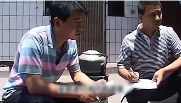 Quá kinh hãi, Kiều Kiều gọi chồng và cả hai vội vàng đưa con đến bệnh viện gần nhất. Nhưng khi đến nơi, con trai đã không còn thở nữa. Cái chết đột ngột của Tiểu Siêu Nghị khiến Kiều Kiều và chồng quyết tâm đòi lại công lý cho con trai. Họ nhanh chóng báo cáo sự việc cho cảnh sát. Ban đầu, mọi người đều nghĩ đây là một trường hợp ngộ độc thực phẩm đơn giản. Cảnh sát đã tạm ngưng phân phối loại sữa chua mà Tiểu Siêu Nghị đã uống và gửi mẫu đi kiểm tra.