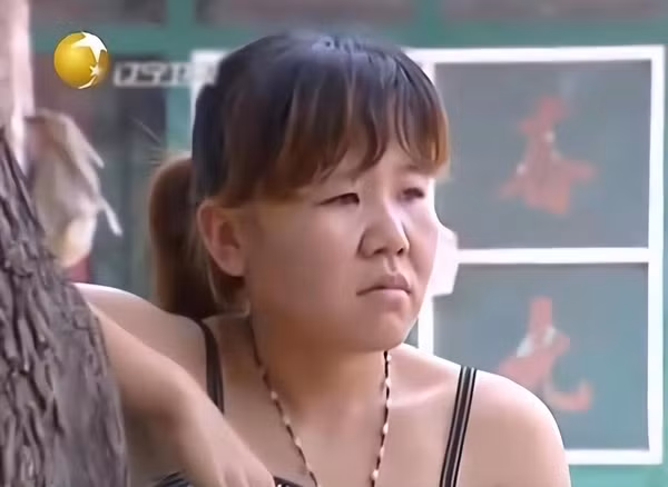 Sau khi uống hết sữa, Tiểu Siêu Nghị tự leo lên giường chơi, không khóc hay làm ồn. Nhưng chỉ trong vài phút ngắn ngủi, mặt bé chuyển sang tím tái, môi và lưỡi trở nên nhợt nhạt, bọt trắng sùi ra từ miệng.