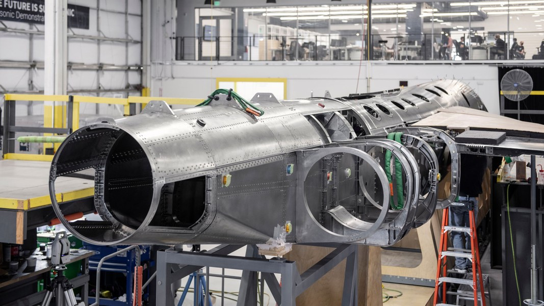 XB-1 là bộ khung thử nghiệm của Boom Overture, máy bay chở khách thương mại siêu thanh có thể chứa 64 - 80 hành khách ở tốc độ Mach 1,7 (2.200 km/h), tầm hoạt động 7.869 km.