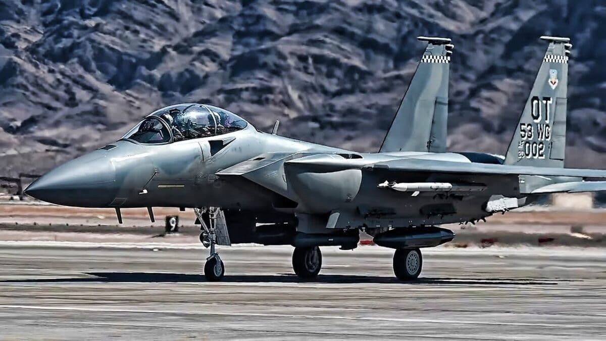 Thực tế, Boeing đã tự hào tuyên bố trên trang thông tin của mình về Eagle II rằng, “F-15EX sẵn sàng chiến đấu ngay khi rời dây chuyền sản xuất, là cách thức tiết kiệm chi phí, đáng tin cậy và nhanh chóng để nâng cấp khả năng và cải thiện sức chiến đấu của đội tàu chiến đấu chiến thuật.
