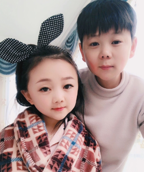 Dương Bình là một cô gái với ngoại hình ngọt ngào, tính cách vui vẻ, lạc quan, trong khi Cát Tồn Miêu nổi bật với sự hài hước và chân thành. Sự gắn bó giữa họ dần trở nên sâu sắc qua những buổi diễn chung, những lần trò chuyện thân mật và sự đồng điệu trong tâm hồn. (Ảnh: Sohu)