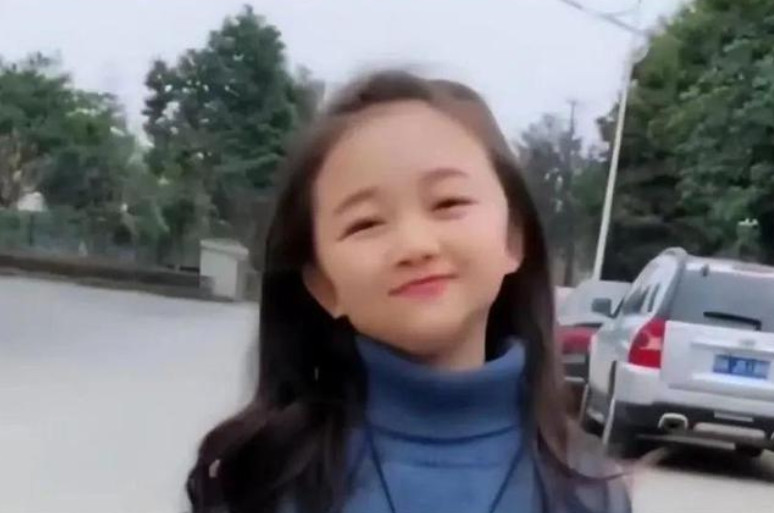 Dương Bình đã có lúc đau khổ và bối rối. Cô không hiểu vì sao tình yêu của họ, một tình yêu đã vượt qua bao khó khăn để đến với nhau, lại có thể dễ dàng lung lay như thế. Từ một người luôn tràn đầy niềm vui và hy vọng, cô bắt đầu chìm trong những suy nghĩ tiêu cực, tự vấn lòng mình liệu cô đã làm gì sai, hay chính sự thành công và cuộc sống mới đã làm thay đổi con người cô và cả Cát Tồn Miêu. (Ảnh: Sohu)