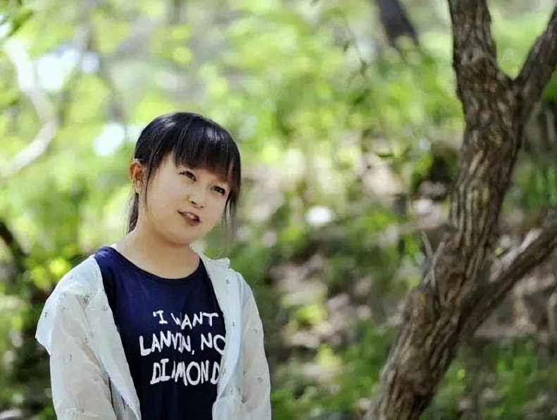 Nếu như trước đây, chiều cao không phải là vấn đề với họ, thì giờ đây, sự thay đổi này đã khiến Dương Bình cảm thấy bất an và bị tổn thương. Cô có cảm giác như thế giới của mình đang sụp đổ, khi người đàn ông từng đồng cam cộng khổ nay lại muốn thay đổi những gì thuộc về bản thân anh, cũng như sự cân bằng giữa hai người. (Ảnh: Sohu)