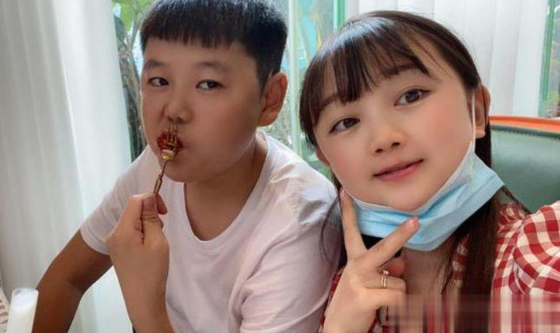 Cát Tồn Miêu lại phủ nhận rằng chiều cao của mình là nguyên nhân chính dẫn đến sự rạn nứt. Anh cho rằng những mâu thuẫn xuất phát từ áp lực cuộc sống và tính cách không còn hòa hợp. Cuộc sống quá bận rộn với công việc và sự nghiệp khiến họ ít thời gian dành cho nhau, sự giao tiếp cũng dần trở nên ngắn ngủi và nhạt nhòa. (Ảnh: Sohu)