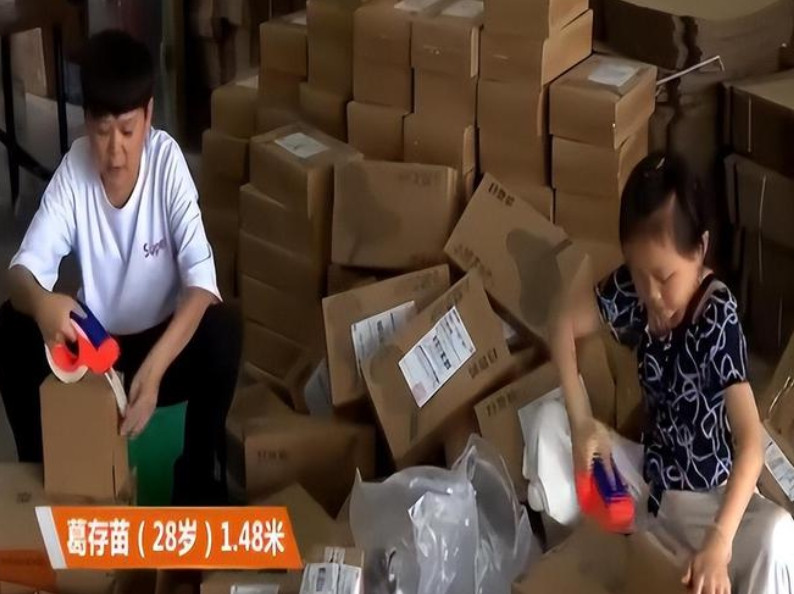 Sau hôn nhân, Dương Bình và Cát Tồn Miêu không chọn một cuộc sống an phận. Họ bước chân vào lĩnh vực livestream bán hàng, khai thác sự nổi tiếng của mình để phát triển sự nghiệp. Dương Bình với vai trò kinh doanh quần áo đã tạo được dấu ấn riêng nhờ sự hiểu biết và tận tâm khi chọn đồ cho những người có chiều cao khiêm tốn. Sự nghiệp của họ lên như diều gặp gió, cả hai dường như đang có một cuộc sống viên mãn cả về tình yêu lẫn công việc. (Ảnh: Sohu)