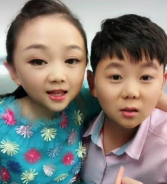 Suốt 7 năm theo đuổi, Cát Tồn Miêu cuối cùng cũng nhận được cái gật đầu từ Dương Bình. Đám cưới của họ vào năm 2019 diễn ra như một câu chuyện cổ tích giữa đời thực. Hơn 10 triệu người đã theo dõi trực tiếp qua mạng xã hội, nơi họ chứng kiến khoảnh khắc thiêng liêng của một tình yêu đơm hoa kết trái sau bao nỗ lực và kiên trì. (Ảnh: Sohu)