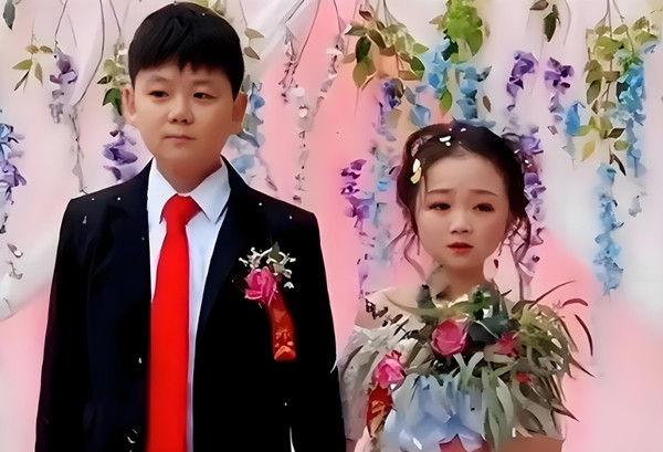 Câu chuyện về cặp đôi đặc biệt Dương Bình và Cát Tồn Miêu, người Trung Quốc, không chỉ là một chuyện tình yêu thuần túy mà còn chứa đựng nhiều cung bậc cảm xúc, sự thăng trầm và những suy ngẫm sâu sắc về hôn nhân, tình yêu, cũng như sự thay đổi theo thời gian. Sự tan vỡ của họ đã gây ra không ít tiếc nuối và tranh cãi nhưng qua đó cũng hé lộ bài học quý giá về cuộc sống hôn nhân. (Ảnh: Sohu)