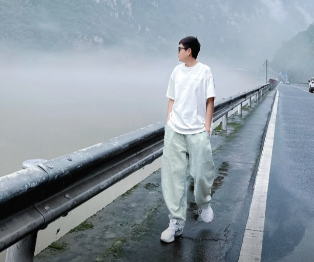 Thế nhưng, chẳng ai ngờ rằng, ẩn sau ánh hào quang và những nụ cười trước ống kính, mối quan hệ của họ lại bắt đầu rạn nứt. Có những lời đồn đoán cho rằng, Cát Tồn Miêu đã bí mật sử dụng hormone tăng trưởng để cao hơn. (Ảnh: Sohu)