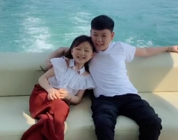 Cuối cùng, vào đầu năm 2023, Dương Bình bất ngờ tuyên bố ly hôn trên mạng xã hội, chấm dứt một cuộc hôn nhân từng là niềm mơ ước của nhiều người. Tin tức này nhanh chóng lan truyền, kéo theo hàng loạt cuộc tranh cãi. Một số người bày tỏ sự thông cảm với Dương Bình, cho rằng cô đã chịu đựng quá nhiều nỗi đau tinh thần, trong khi một số khác lại hoài nghi về sự thật đằng sau sự thay đổi chiều cao của Cát Tồn Miêu. (Ảnh: Sohu)