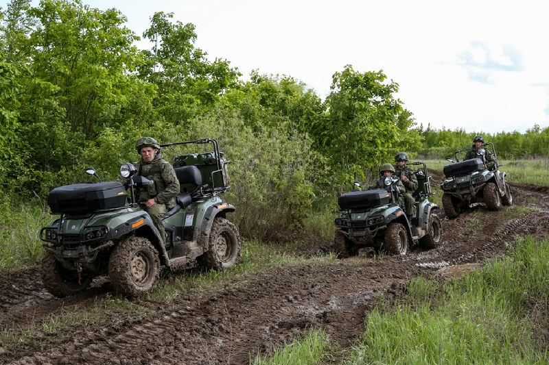 Theo báo cáo, Sư đoàn 114 của Quân đội Nga là một trong những đơn vị đầu tiên sử dụng chiến thuật mới, được gọi là “tổ hợp trinh sát và tấn công”. Nói một cách đơn giản, chiến thuật này bao gồm các đội tấn công nhỏ của quân Nga, sử dụng xe mô tô hạng nhẹ, được trang bị hệ thống tác chiến điện tử di động hoặc hệ thống chống máy bay không người lái. Ảnh: RIA Novosti.