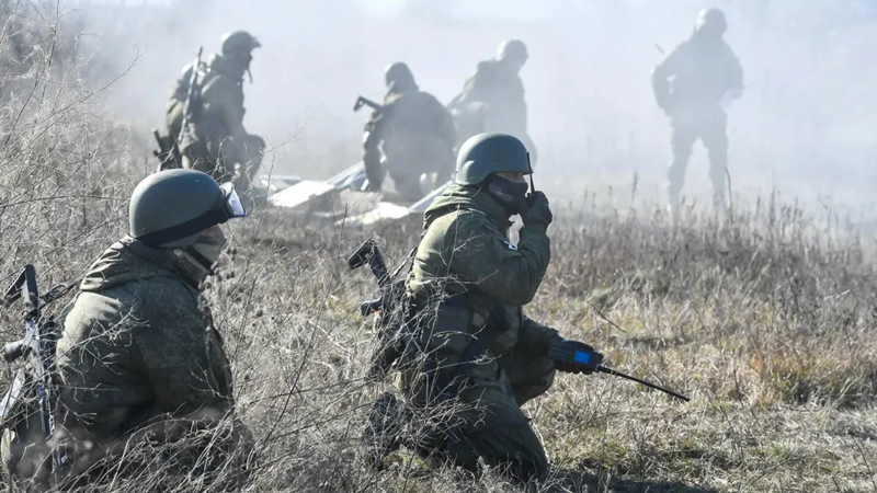 Quân đội Nga tiến nhanh như vậy thực sự khiến người ta không thể ngờ đến. Quân Ukraine nhận thức rõ tầm quan trọng của làng Stari Terny, vì vậy họ đã triển khai lực lượng dày đặc trên tuyến đường tấn công của quân Nga và điều động lữ đoàn số 15 Karadag đến để phòng thủ. Ảnh: Sina.