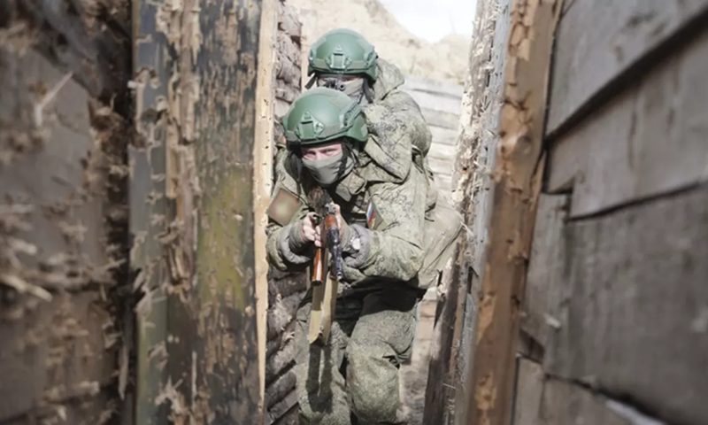 Dưới sự hướng dẫn của máy bay không người lái trinh sát, các đội này nhanh chóng xuyên thủng chiến trường và nhận được sự hỗ trợ mạnh mẽ từ pháo binh và các binh chủng khác. Chiến thuật này không chỉ giảm thiểu tỷ lệ thương vong mà còn giúp Quân đội Nga tiến nhanh và tiêu diệt các cứ điểm của quân Ukraine một cách chính xác. Quân đội Nga đã chuẩn bị triển khai chiến thuật này rộng rãi hơn trong tương lai. Ảnh: vk.