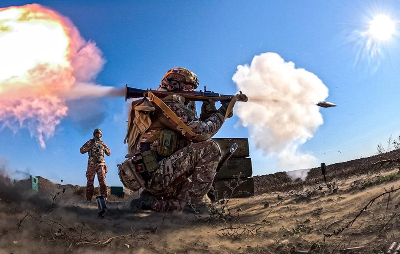 Lữ đoàn cơ giới số 155, dù được cho là do Pháp trực tiếp hỗ trợ xây dựng và trang bị các hệ thống phòng không, tên lửa chống tăng tiên tiến, nhưng thực tế khả năng chiến đấu lại đáng lo ngại. Nguyên nhân chính đến từ hai yếu tố: tinh thần chiến đấu thấp và trang bị không đầy đủ. Ảnh: TASS.