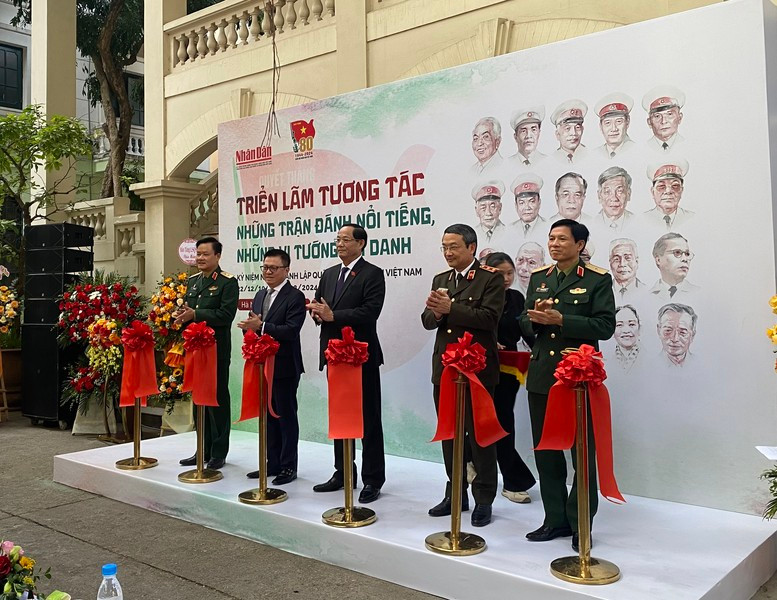 Các đại biểu cắt băng khai mạc triển lãm.