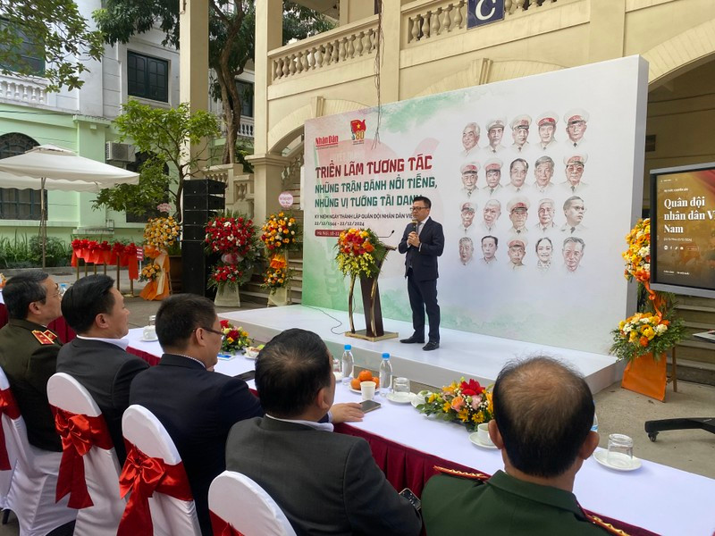 Đồng chí Lê Quốc Minh, Tổng biên tập Báo Nhân dân, Phó Trưởng Ban Tuyên Giáo Trung ương, Chủ tịch Hội Nhà báo Việt Nam phát biểu khai mạc triển lãm.