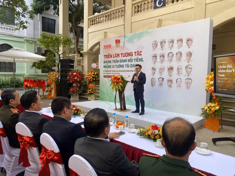 Đồng chí Lê Quốc Minh, Tổng biên tập Báo Nhân dân, Phó Trưởng Ban Tuyên Giáo Trung ương, Chủ tịch Hội Nhà báo Việt Nam phát biểu khai mạc triển lãm.