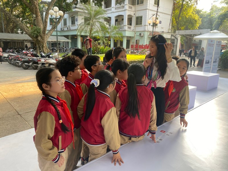 Các em thiếu nhi đến tham quan triển lãm có một trải nghiệm thú vị qua âm thanh...