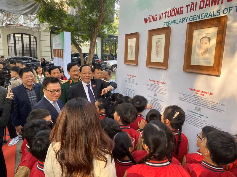 Các vị lãnh đạo chia sẻ nhưng câu chuyện lịch sử qua bức chân dung các vị tướng tài danh cho các em thiếu nhi.