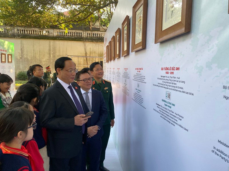 Thượng tướng Trần Quang Phương, Phó Chủ tịch Quốc hội tham quan và trải nghiệm triển lãm sử dụng hình thức tương tác mới qua mã QR.