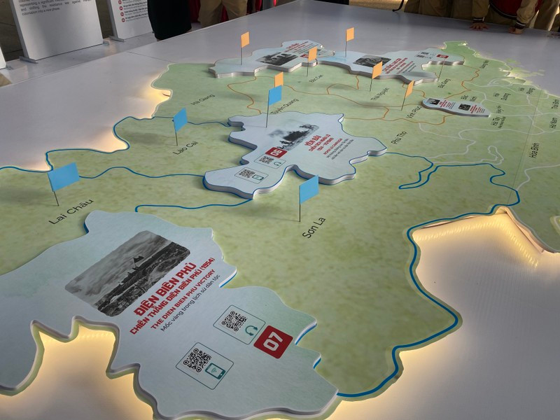 Mã QR được tích hợp trên từng bức tranh và sơ đồ trận đánh để khách tham quan có thể trải nghiệm thêm thông tin hình ảnh trực quan về các trận chiến nổi tiếng.