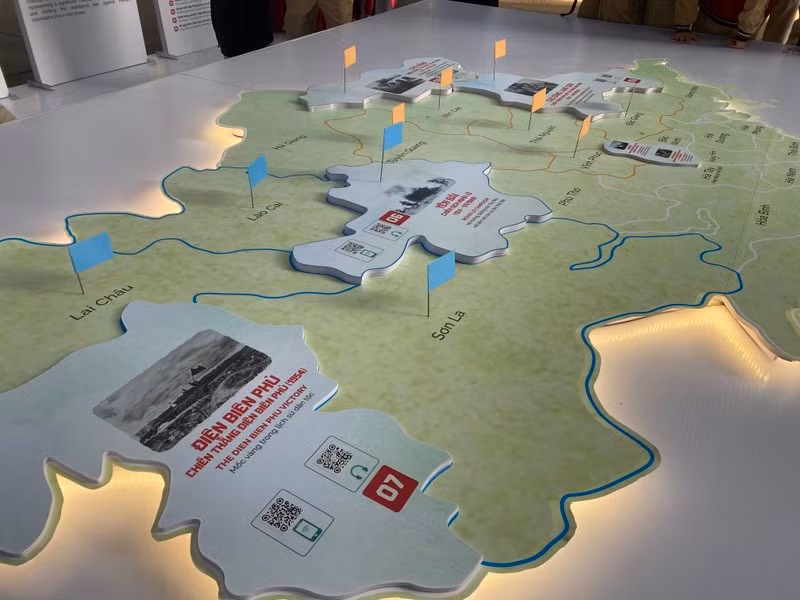 Mã QR được tích hợp trên từng bức tranh và sơ đồ trận đánh để khách tham quan có thể trải nghiệm thêm thông tin hình ảnh trực quan về các trận chiến nổi tiếng.