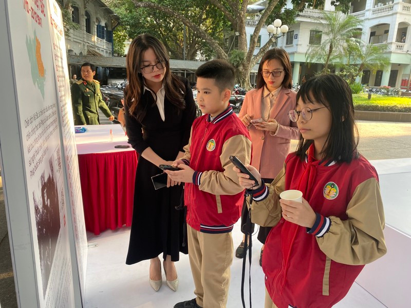 ... tư liệu, bản đồ trực quan để có thể dễ dàng nắm bắt thông tin các trận đánh nổi tiếng, có tính bước ngoặt như: Chiến dịch Việt Bắc (1947), Chiến dịch Điện Biên Phủ (1954), Chiến dịch Tây Nguyên (1975), Chiến dịch Hồ Chí Minh (1975)....