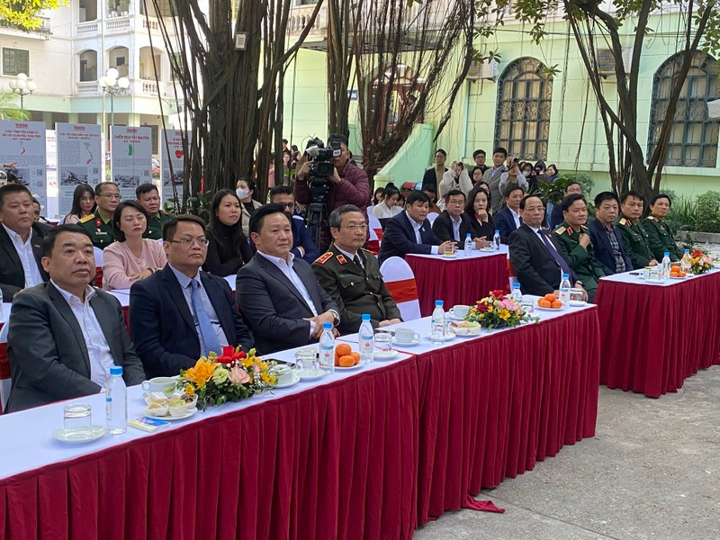 Các đại biểu tới dự lễ khai mạc triển lãm.