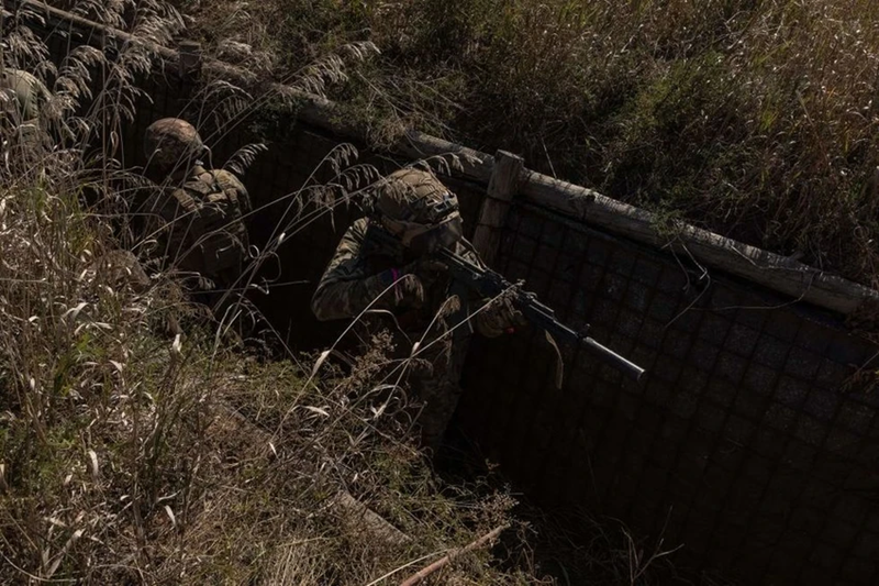 Mặc dù Ukraine đã phá hủy 2 xe tăng và 6 xe bọc thép của quân Nga, nhưng bộ binh Nga vẫn thành công tiến vào làng và nhanh chóng lan rộng trong khu vực. Nhờ vào lợi thế về lực lượng, quân Nga nhanh chóng giữ vững vị trí tại Dalneye và đã chiếm được hai phần ba diện tích của ngôi làng. Ảnh: Getty Images.